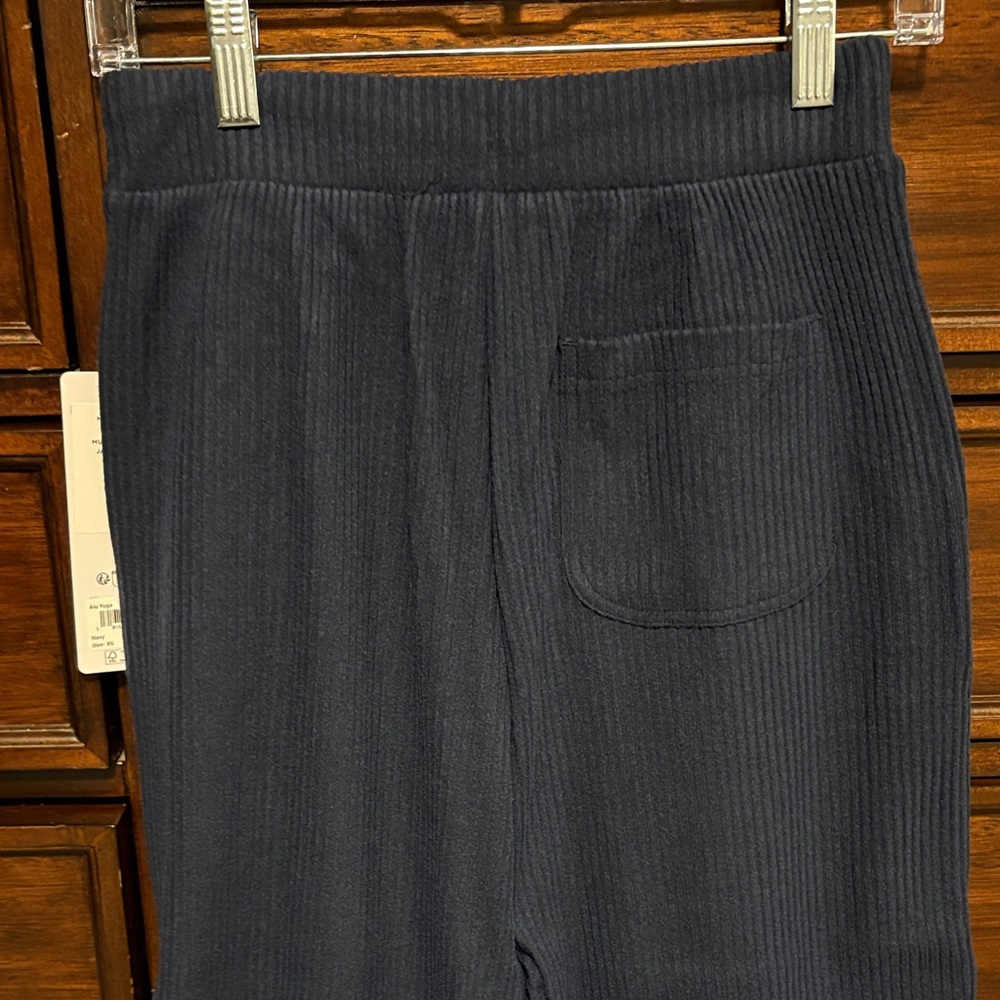 ALO Yoga Muse Wide Leg Pant - Picture 7 of 7